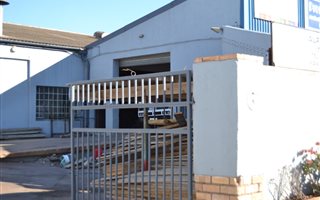 600 m² Commercial space in Deal Party