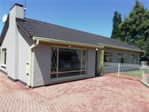 4 Bed House in Robertsham