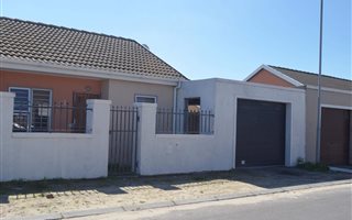 2 Bedroom House in Pelikan Park