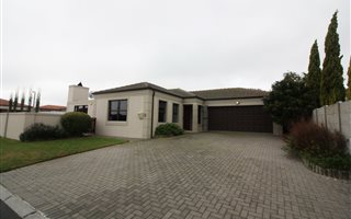 3 Bedroom House in Eikenbosch