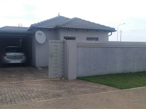 2 Bedroom House in Clayville