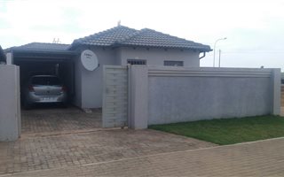 2 Bedroom House in Clayville