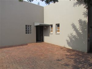 3 Bed Townhouse in Die Hoewes