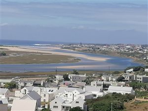 3 Bed Apartment in Stilbaai