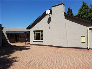 4 Bed House in Robertsham