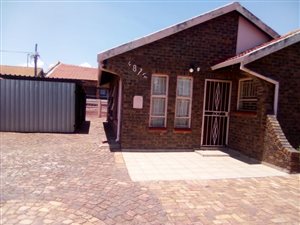 3 Bed House in Etwatwa