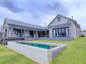4 Bed House in Kraaibosch