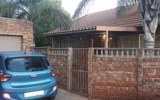 2 Bedroom Townhouse in Doornpoort and surrounds