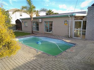 4 Bed House in Klein Nederburg