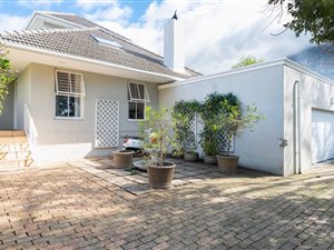 4 Bed House in Bishopscourt Village