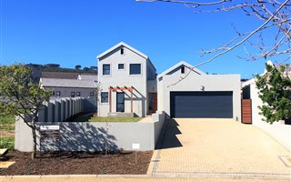 4 Bedroom House in Kelderhof Country Village