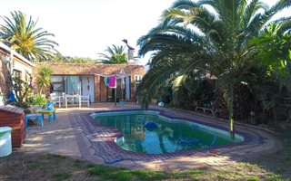 4 Bedroom House in Bloubergstrand