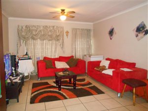 3 Bed Apartment in Die Hoewes