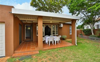 2 Bedroom House in Bromhof