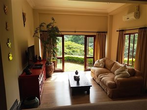 6 Bed House in Woodside