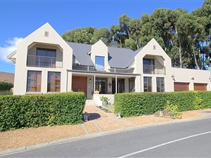 4 Bed House in Somerset West Central