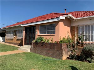 3 Bed House in Robertsham