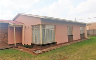 3 Bedroom House in Leeuhof