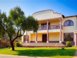 5 Bed House in Country View