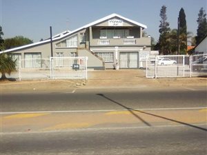 1000 m² Commercial space in Glen Marais