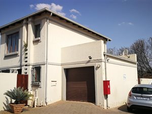 2 Bed Townhouse in Rooihuiskraal