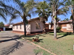 4 Bed House in Kwaggasrand