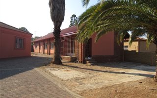 3 Bedroom Garden Cottage in Erasmia
