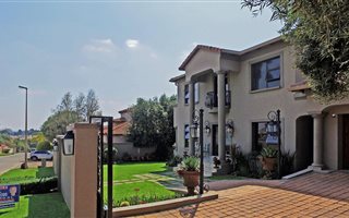 4 Bedroom House in Ruimsig Country Estate