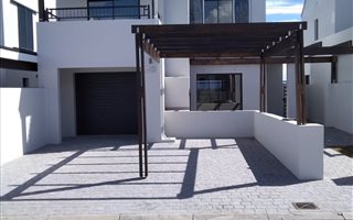 3 Bedroom Townhouse in Somerset West Central
