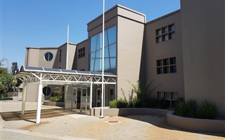 1315 m² Commercial space in Fontainebleau