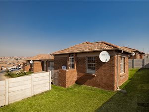 3 Bed House in Olievenhoutbosch