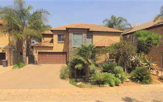 4 Bedroom House in Bronkhorstbaai