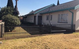 11 Bedroom House in Pullens Hope