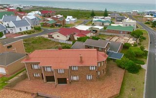 5 Bedroom House in Struisbaai