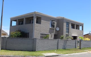6 Bedroom House in Macassar