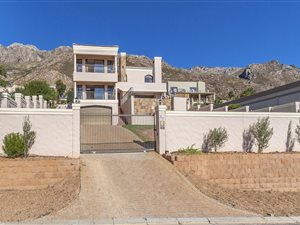 3 Bed House in Gordons Bay Central