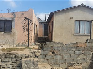 7 Bed House in Folweni
