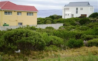 595 m² Land available in De Kelders