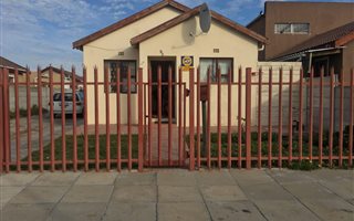 2 Bedroom House in Pelikan Park