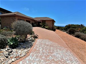 3 Bed House in Boggomsbaai