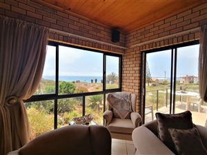3 Bed House in Boggomsbaai