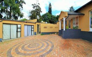 3 Bedroom House in Kew
