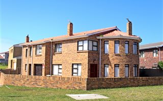 5 Bedroom House in Struisbaai