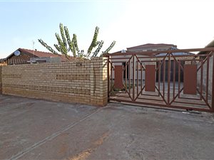 2 Bed House in Protea North