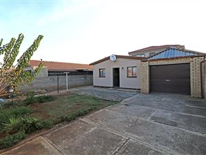 2 Bed House in Protea North