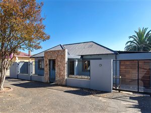 4 Bed House in Cinderella