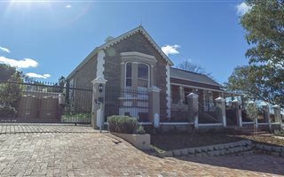6 Bedroom House in Oatlands