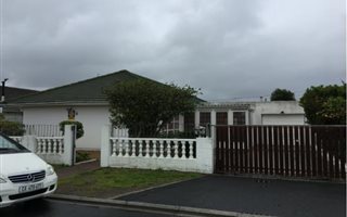 4 Bedroom House in Pelikan Park
