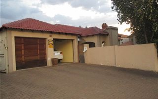 3 Bedroom House in Rooihuiskraal North
