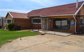3 Bedroom House in Robertsham